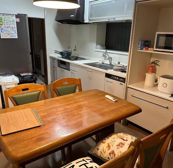 Season Guest House In Nishi Shinjuku 100 Square Meters, 4 Bedrooms, 2 Living Rooms