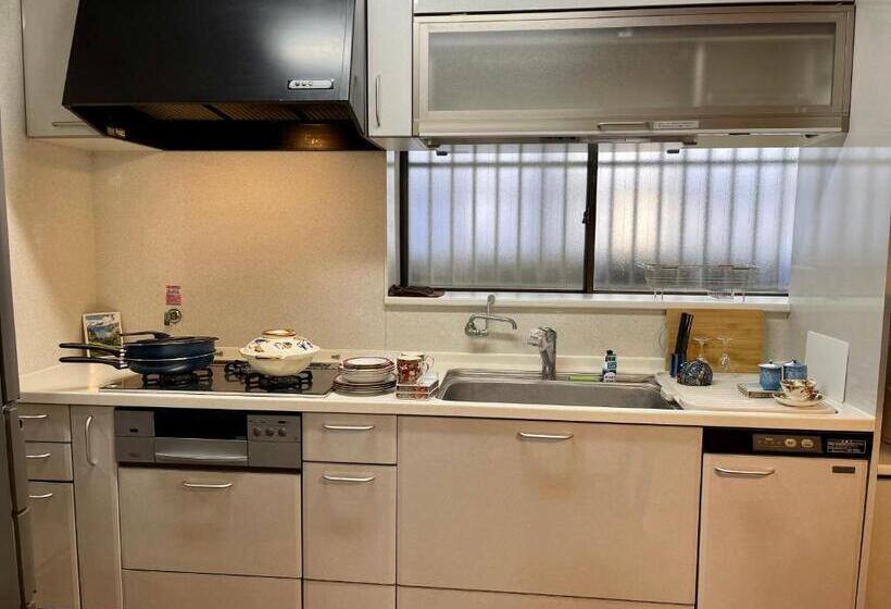 Season Guest House In Nishi Shinjuku 100 Square Meters, 4 Bedrooms, 2 Living Rooms