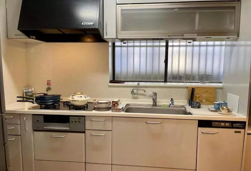 Season Guest House In Nishi Shinjuku 100 Square Meters, 4 Bedrooms, 2 Living Rooms