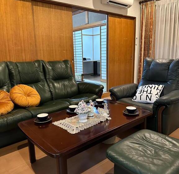 Season Guest House In Nishi Shinjuku 100 Square Meters, 4 Bedrooms, 2 Living Rooms