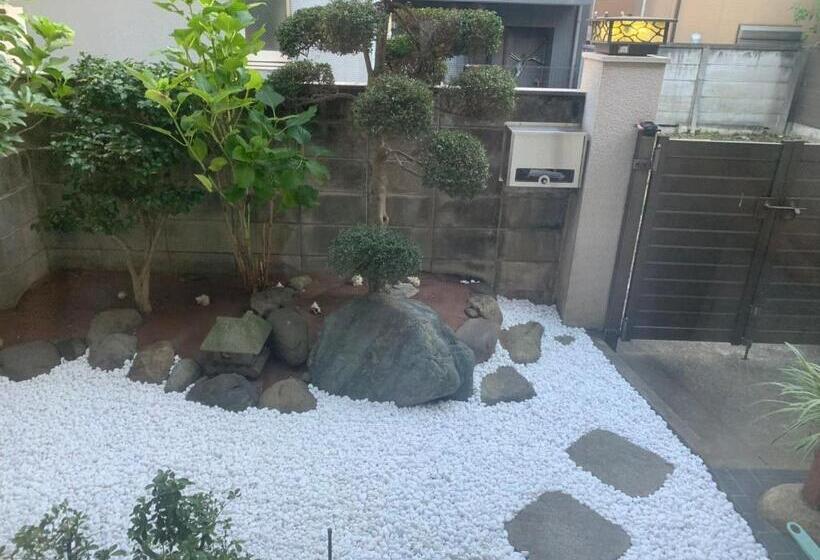 Season Guest House In Nishi Shinjuku 100 Square Meters, 4 Bedrooms, 2 Living Rooms