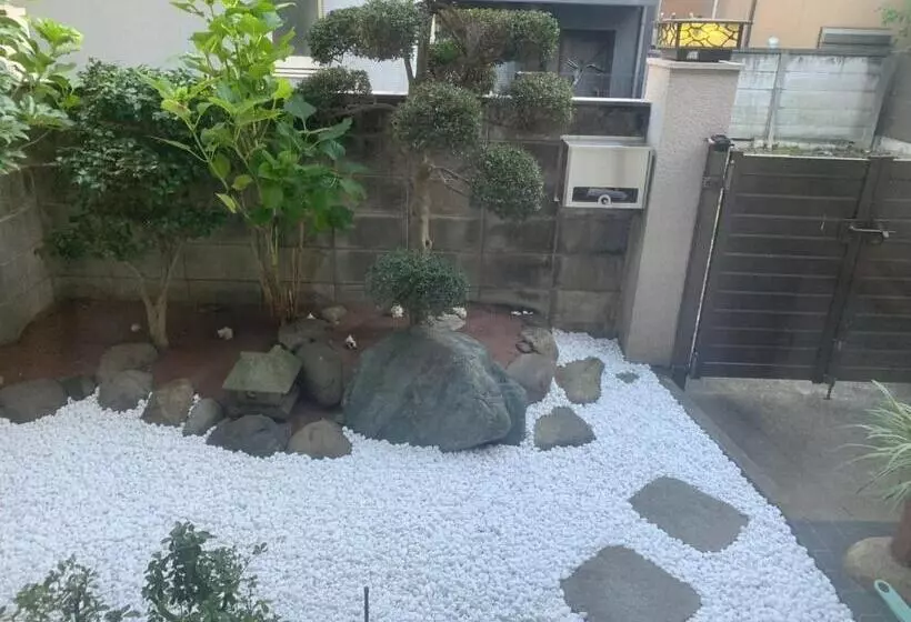 Season Guest House In Nishi Shinjuku 100 Square Meters, 4 Bedrooms, 2 Living Rooms