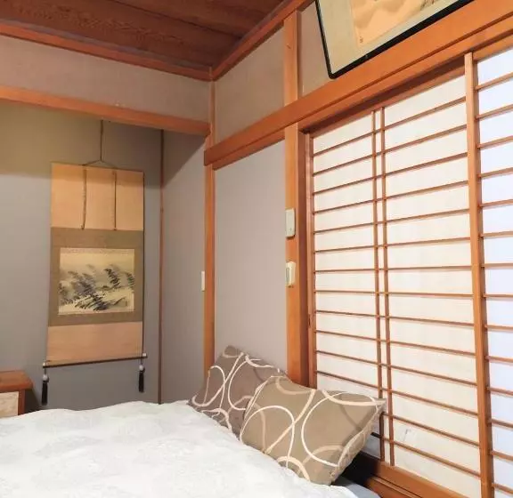 Season Guest House In Nishi Shinjuku 100 Square Meters, 4 Bedrooms, 2 Living Rooms