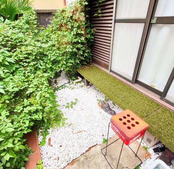 Season Guest House In Nishi Shinjuku 100 Square Meters, 4 Bedrooms, 2 Living Rooms