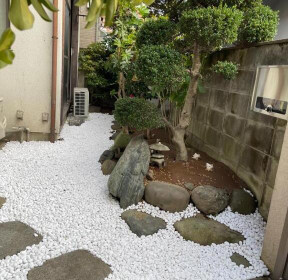 Season Guest House In Nishi Shinjuku 100 Square Meters, 4 Bedrooms, 2 Living Rooms