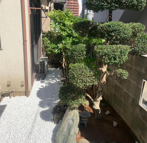 Season Guest House In Nishi Shinjuku 100 Square Meters, 4 Bedrooms, 2 Living Rooms