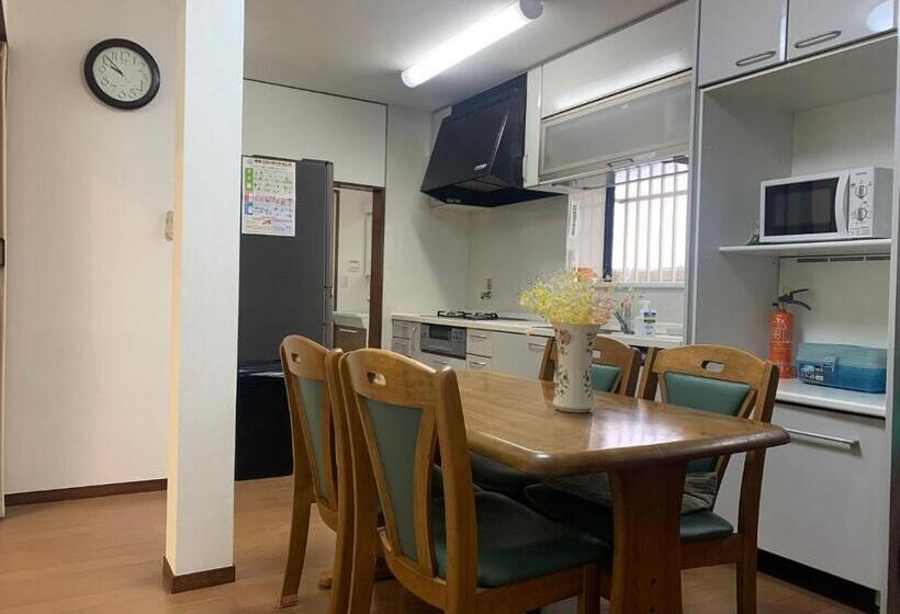 Season Guest House In Nishi Shinjuku 100 Square Meters, 4 Bedrooms, 2 Living Rooms