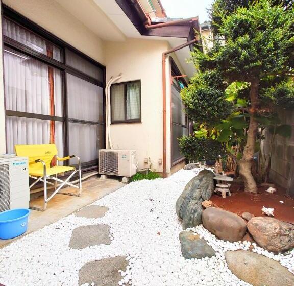 Season Guest House In Nishi Shinjuku 100 Square Meters, 4 Bedrooms, 2 Living Rooms