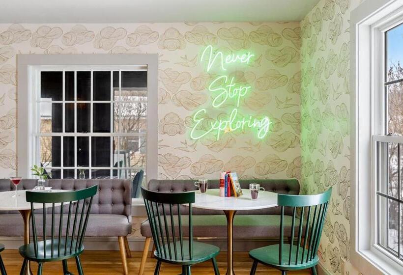 Отель Launchpoint Lodge