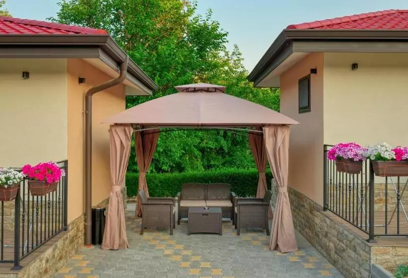 Majatalo комплекс колонада