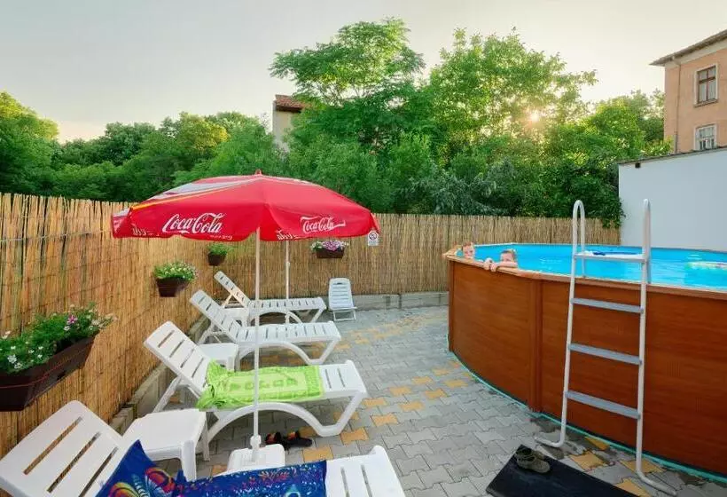 Majatalo комплекс колонада