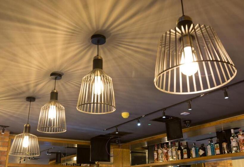 Castle Varagh Hotel & Bar