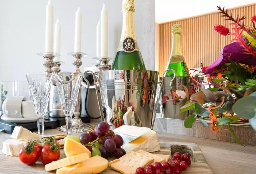 Castle Varagh Hotel & Bar