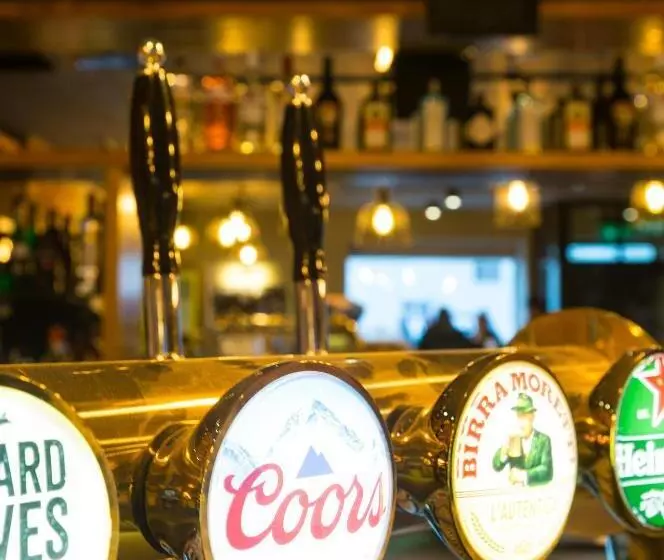 Castle Varagh Hotel & Bar