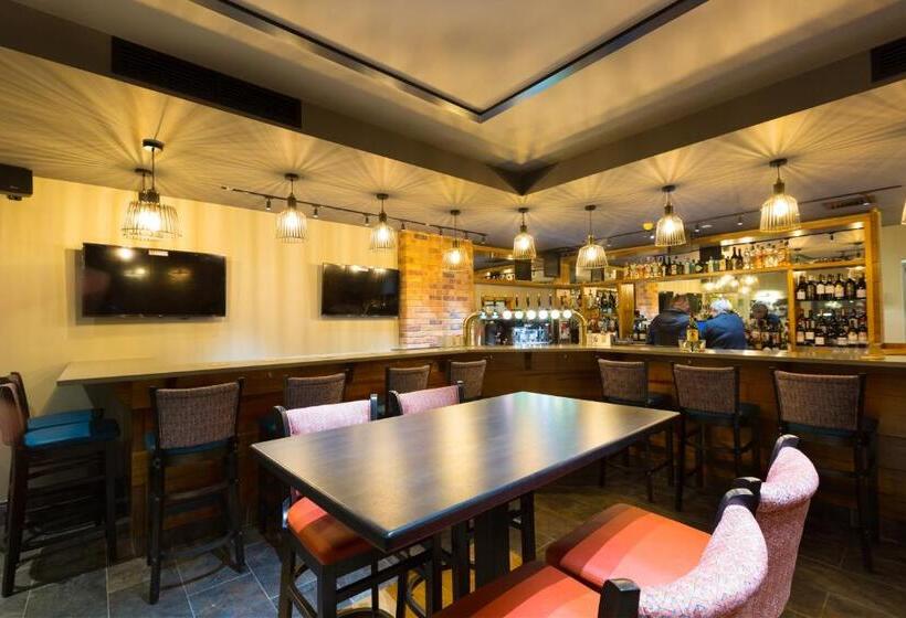 Castle Varagh Hotel & Bar