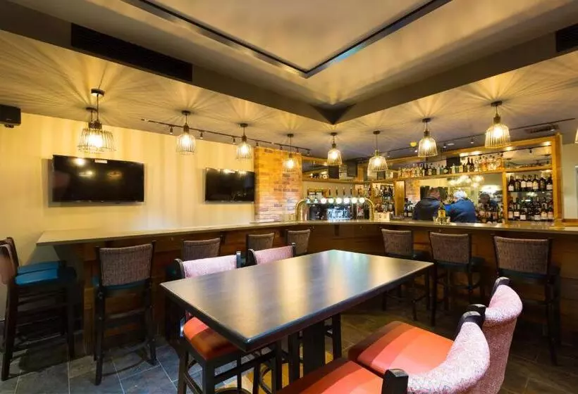 Castle Varagh Hotel & Bar