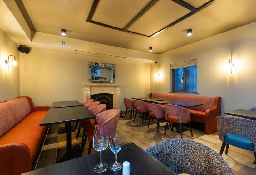 Castle Varagh Hotel & Bar