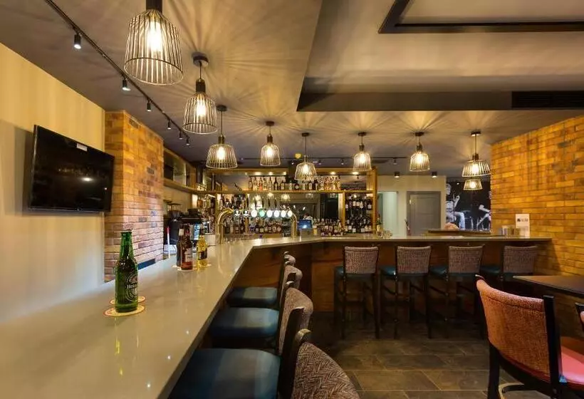 Castle Varagh Hotel & Bar