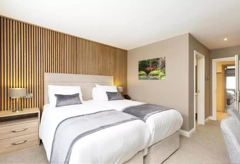 Castle Varagh Hotel & Bar