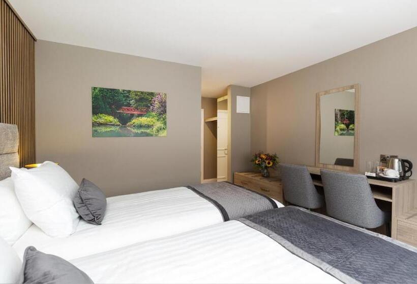 Castle Varagh Hotel & Bar