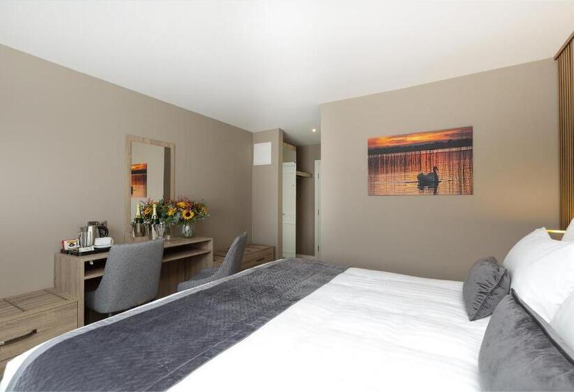 Castle Varagh Hotel & Bar