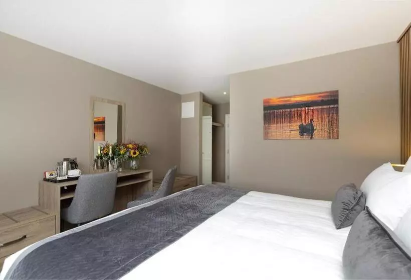 Castle Varagh Hotel & Bar