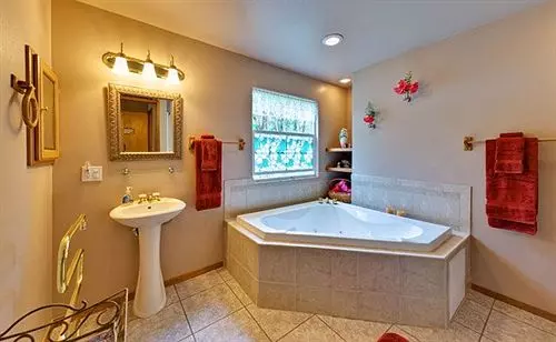 Aamiaismajoitus (B&B) Lava Pond Lodge