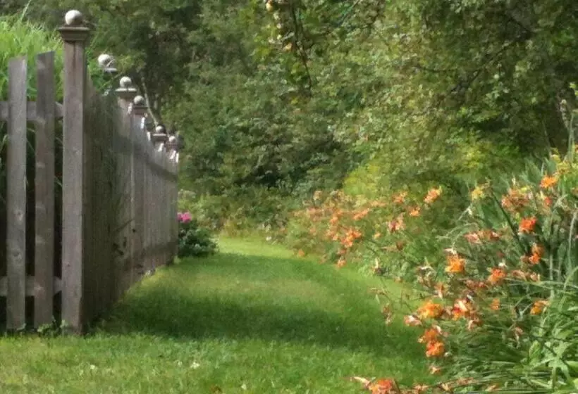 Bed and Breakfast Deerhill Inn