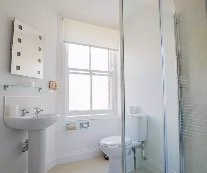 تختخواب و صبحانه Hadrian Hotel Inn