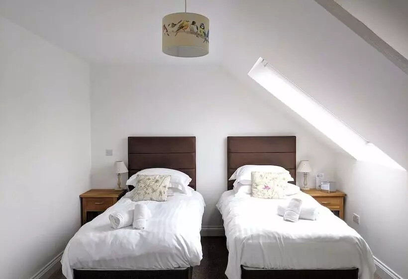 تختخواب و صبحانه Hadrian Hotel Inn