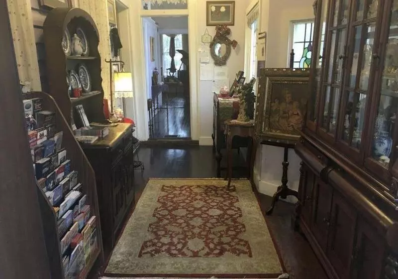 ベッドアンドブレックファースト Penny Farthing Inn