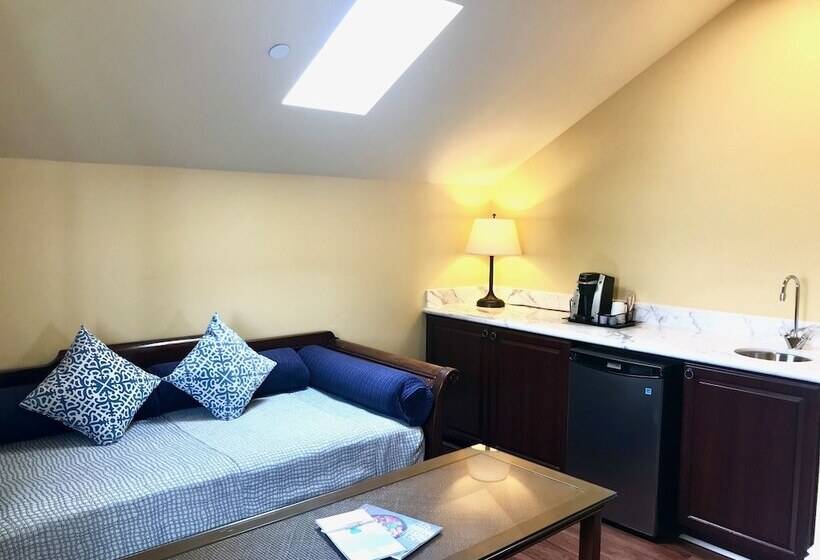 مبيت وإفطار West Cliff Inn, A Four Sisters Inn