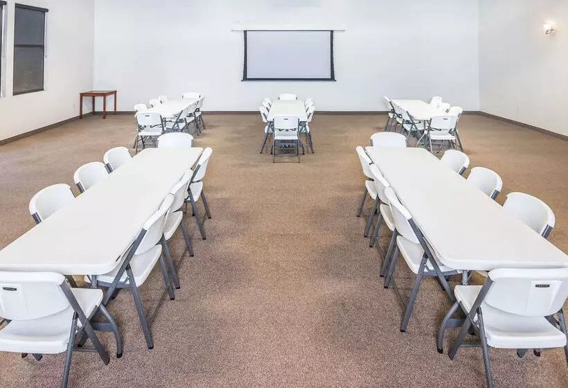 호텔 Days Inn & Suites By Wyndham Lake Okeechobee