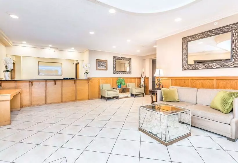 호텔 Days Inn & Suites By Wyndham Lake Okeechobee