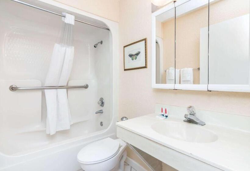 Hotel Days Inn & Suites By Wyndham Lake Okeechobee