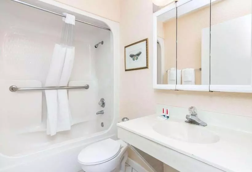 호텔 Days Inn & Suites By Wyndham Lake Okeechobee