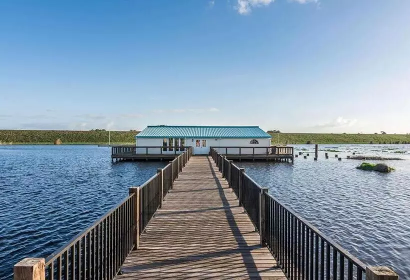 호텔 Days Inn & Suites By Wyndham Lake Okeechobee