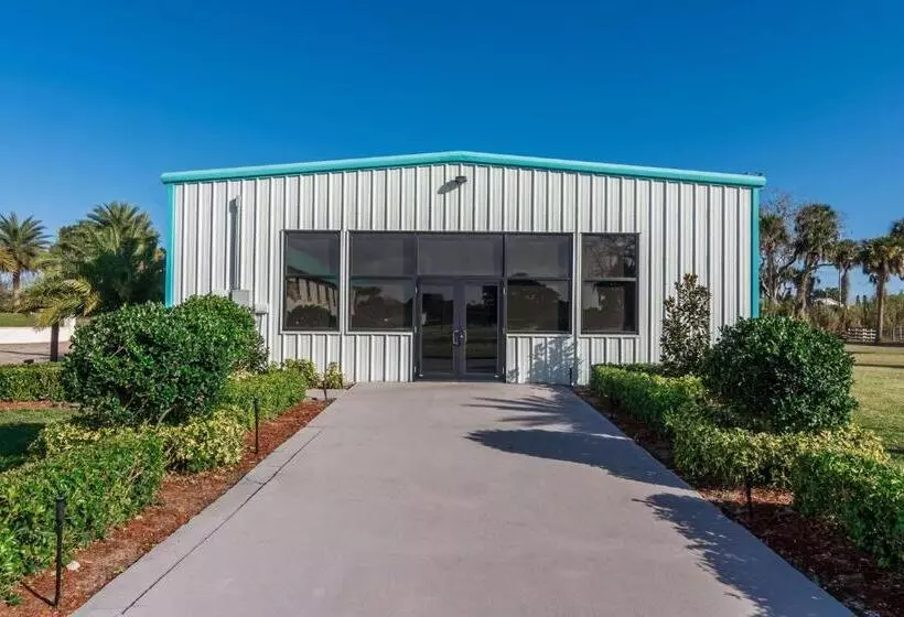 호텔 Days Inn & Suites By Wyndham Lake Okeechobee