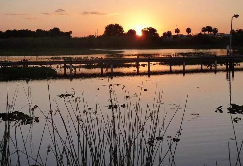 호텔 Days Inn & Suites By Wyndham Lake Okeechobee