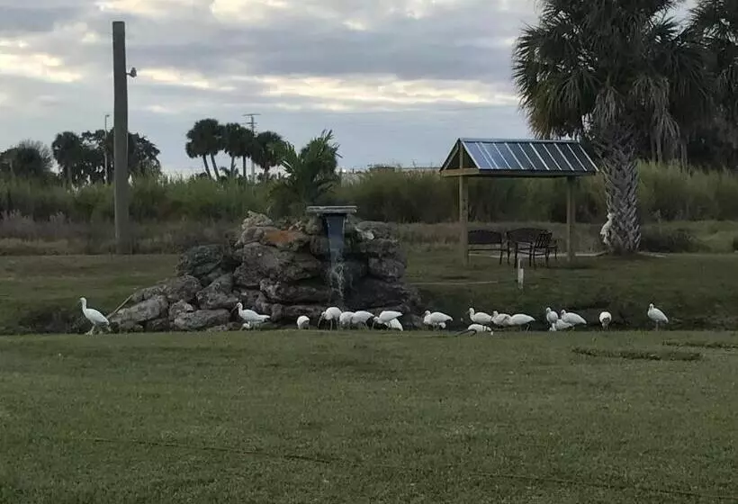 호텔 Days Inn & Suites By Wyndham Lake Okeechobee