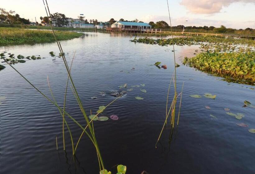 Hotel Days Inn & Suites By Wyndham Lake Okeechobee