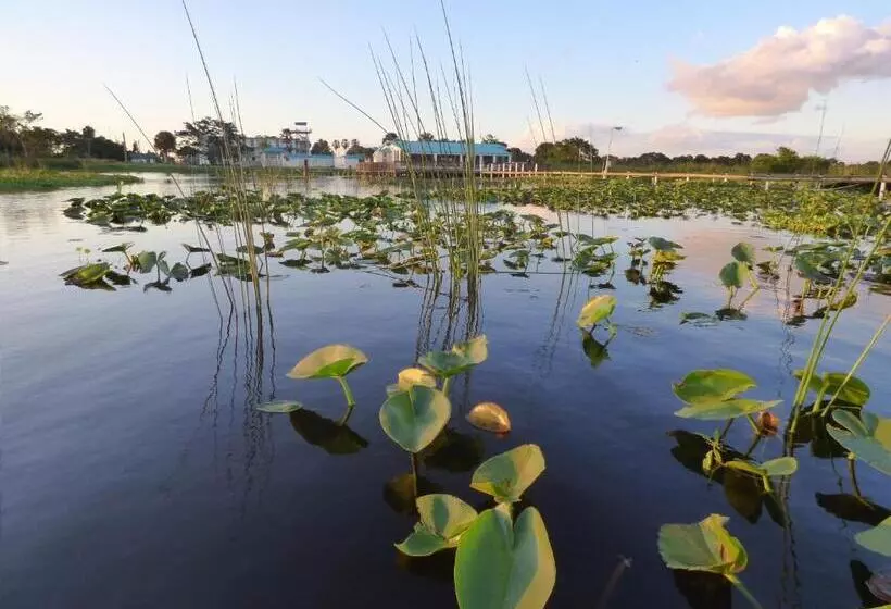 호텔 Days Inn & Suites By Wyndham Lake Okeechobee