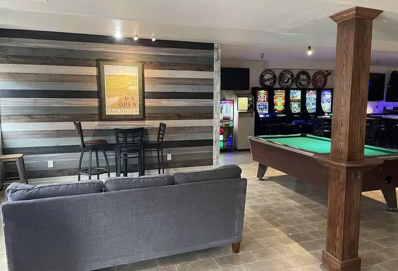 Отель Price Pointe Inn