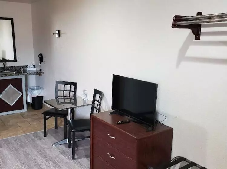 Отель Price Pointe Inn