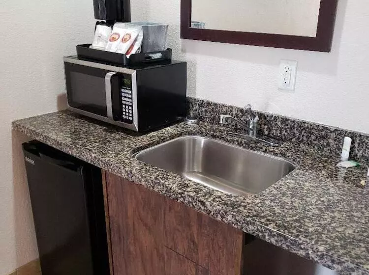 Отель Price Pointe Inn