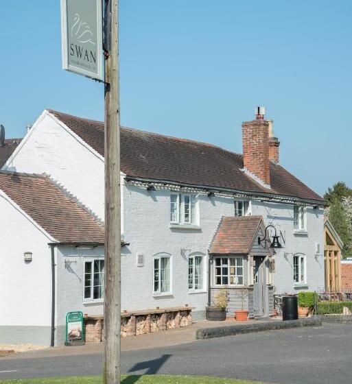 בית מלון כפרי The Swan Inn