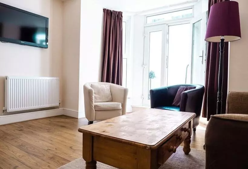 بنسيون Mereside