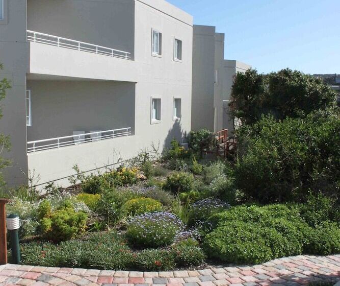 פנסיון The Robberg Beach Lodge   Lion Roars Hotels & Lodges