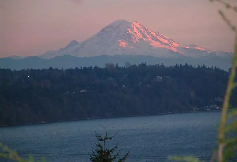 Three Tree Point Bed And Breakfast