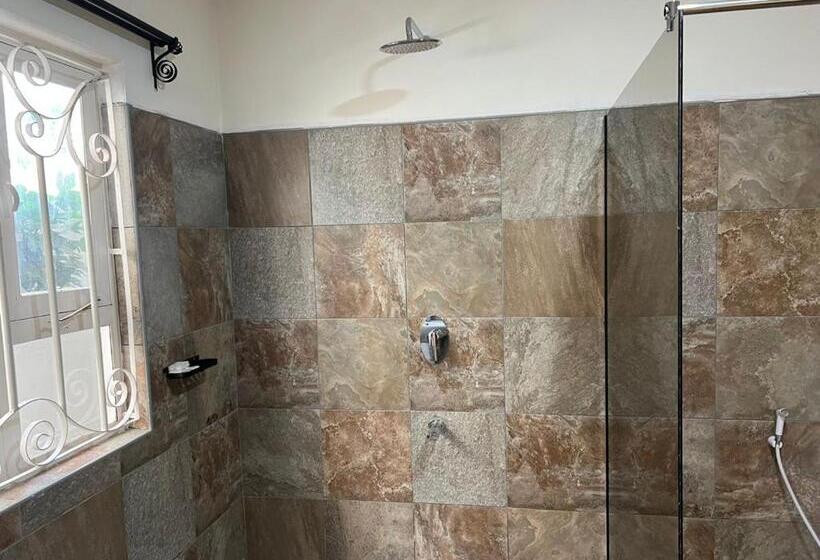 Отель Arushawest